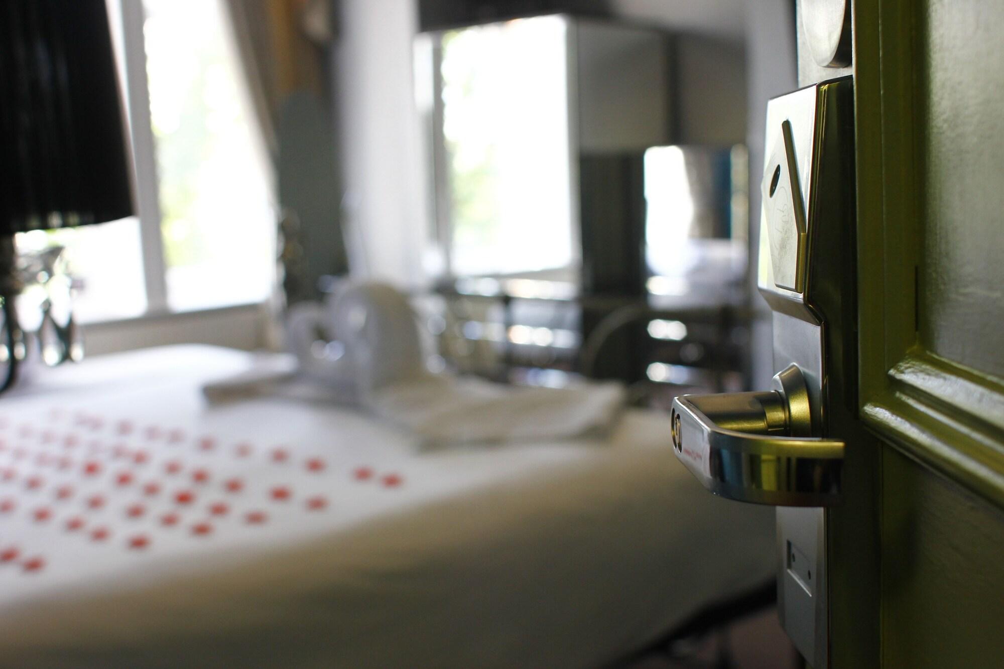 The Victoria Hotel Manchester By Compass Hospitality Oldham Bagian luar foto