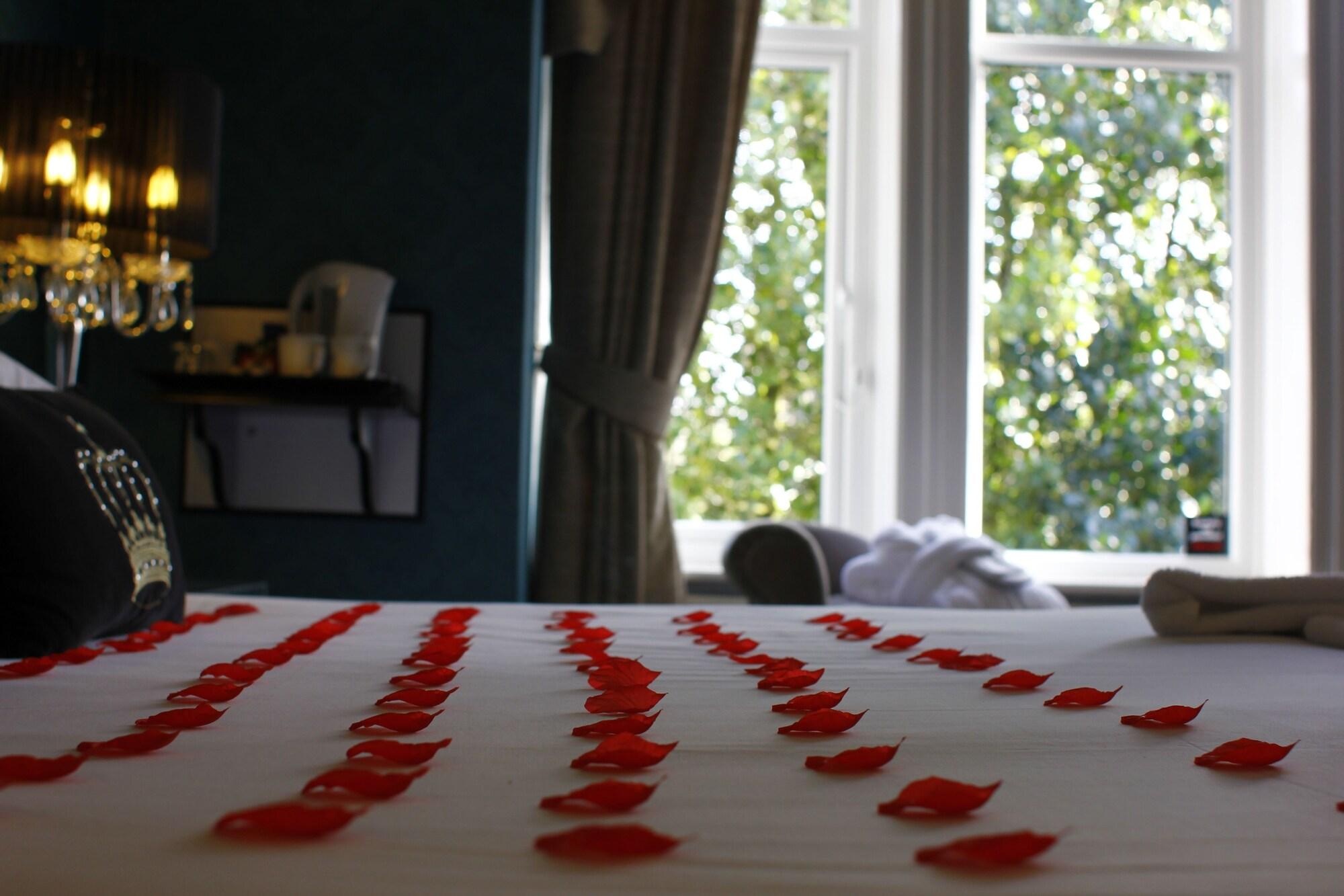 The Victoria Hotel Manchester By Compass Hospitality Oldham Bagian luar foto